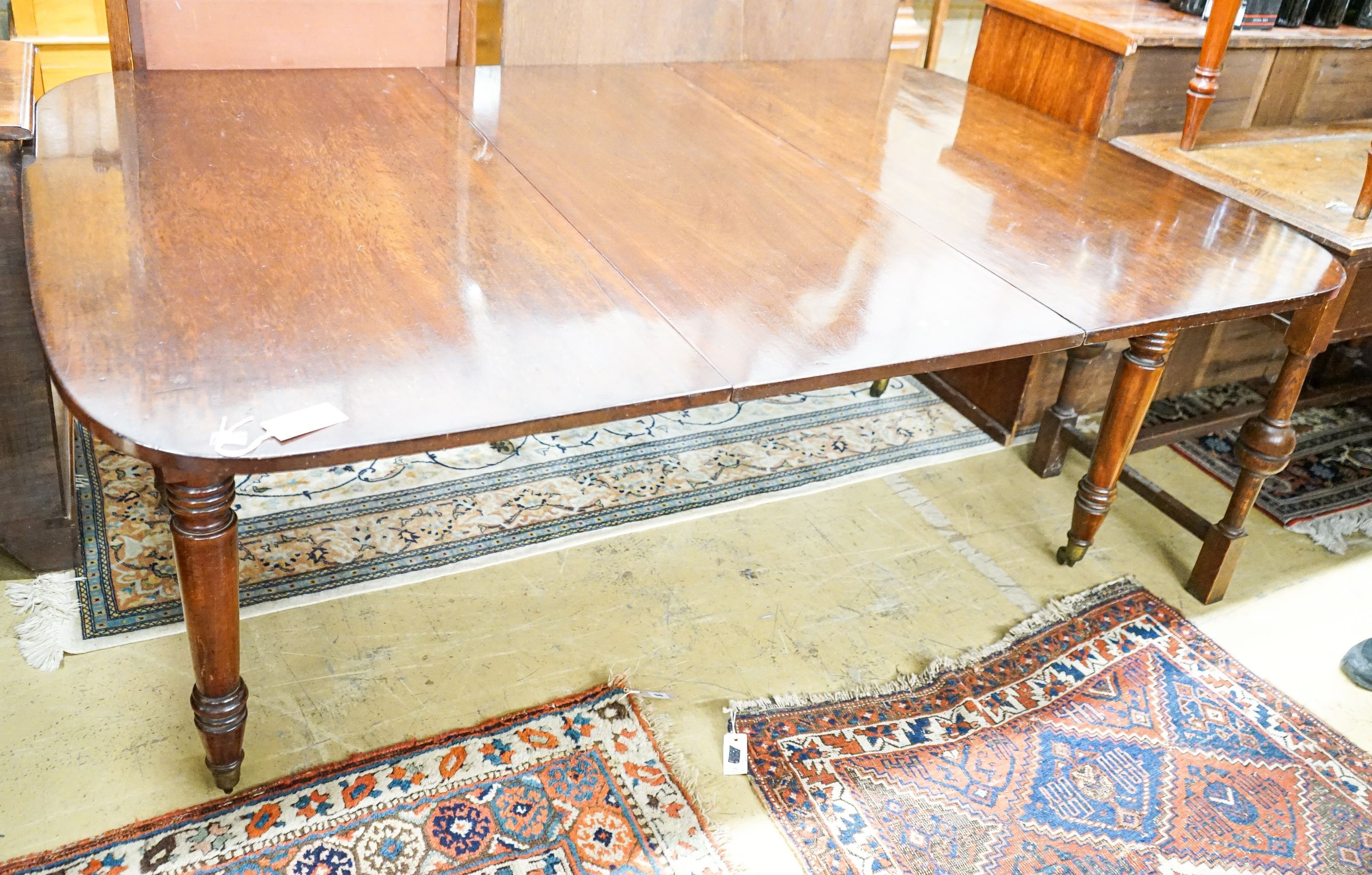 A Victorian mahogany extending dining table, length 174cm extended, one spare leaf, width 121cm, height 73cm